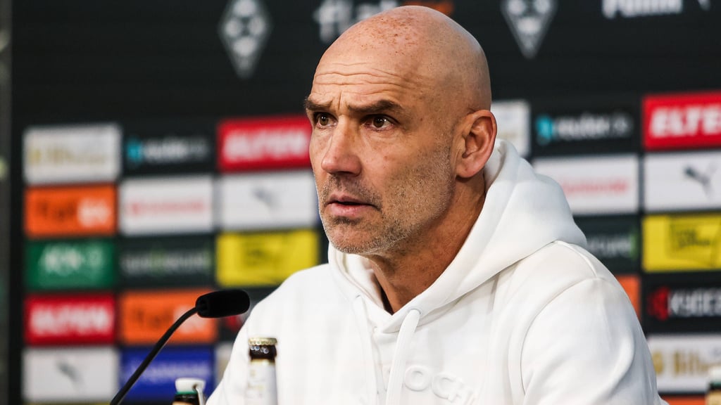 Thomas Letsch auf der Pressekonferenz in Mönchengladbach.