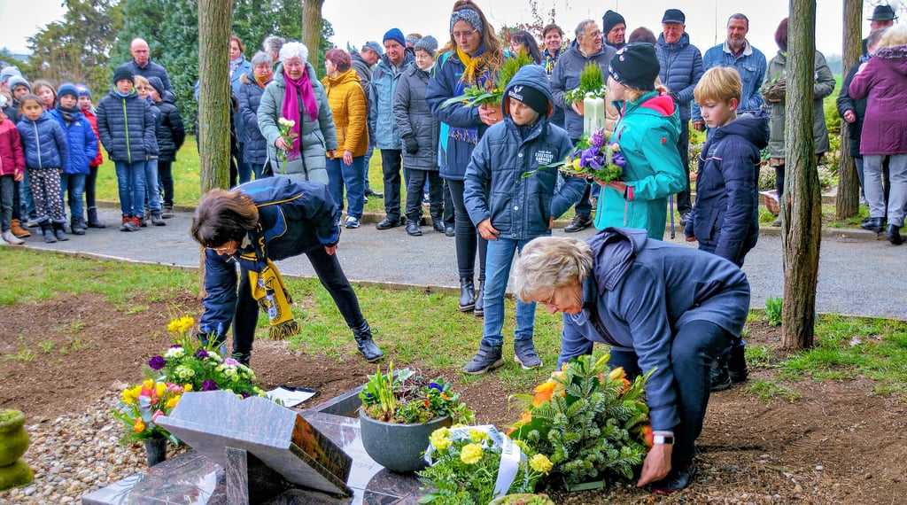 Zur Feierstunde auf dem Friedhof in dem Bördeort sind zahlreiche Einwohner und Gäste gekommen.