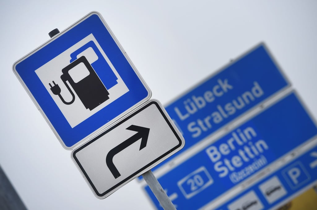 Ein Verkehrszeichen für Ladestationen für E-Fahrzeuge und Wasserstofftankstelle steht an der A20.