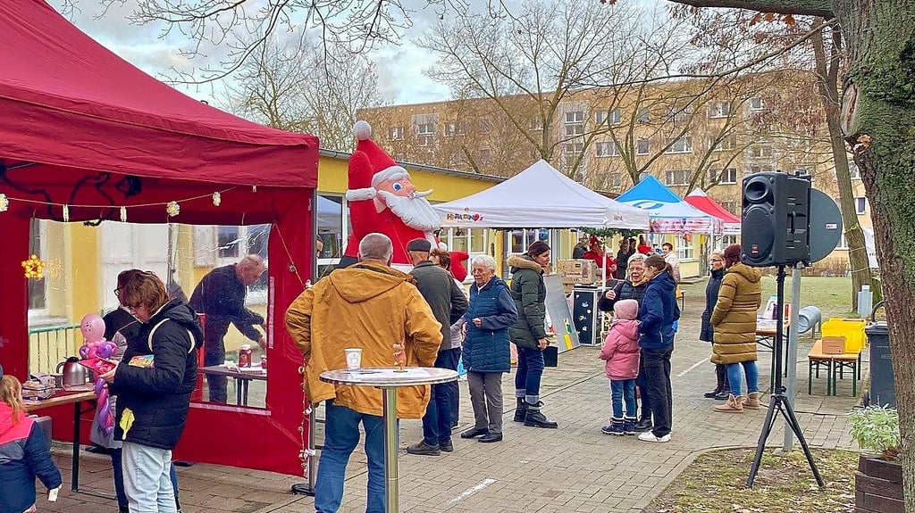 Im Dezember fand der erste Quartiersweihnachtsmarkt auf dem Gelände des Jugend- und Bürgerhauses statt.