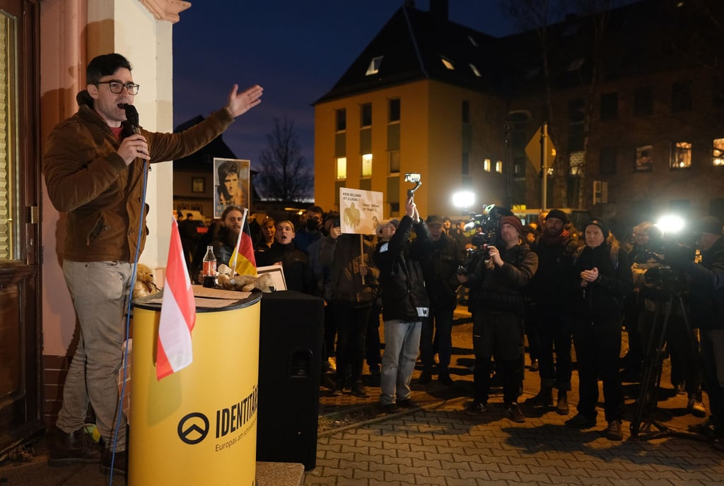 Martin Sellner (l) spricht bei einer Kundgebung der Identitären Bewegung.
