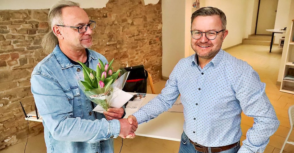 Marco Dauer (links), Vorsitzender des Sangerhäuser Gewerbeverein, bedankt sich bei Mathias Möbius für die gute Zusammenarbeit.