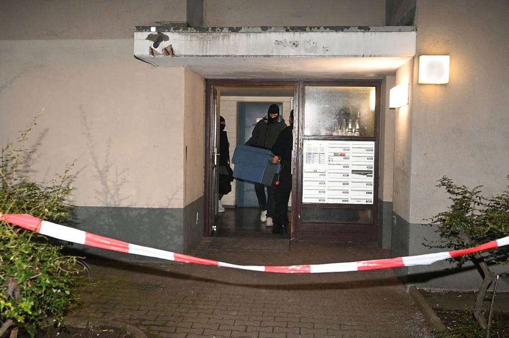 Ermittler verlassen das Wohnhaus der früheren RAF-Terroristin Daniela Klette in Berlin mit Tüten und Kartons mit sichergestellten Gegenständen.