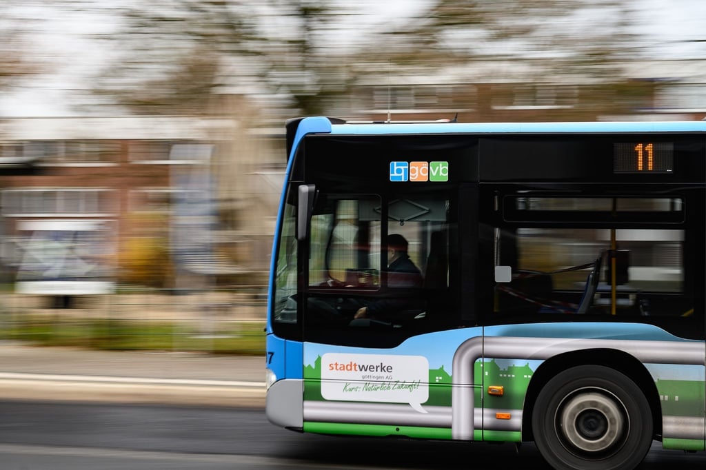 Ein Bus der Göttinger Verkehrsbetriebe (GöVB) ist auf dem Holtenser Berg unterwegs.