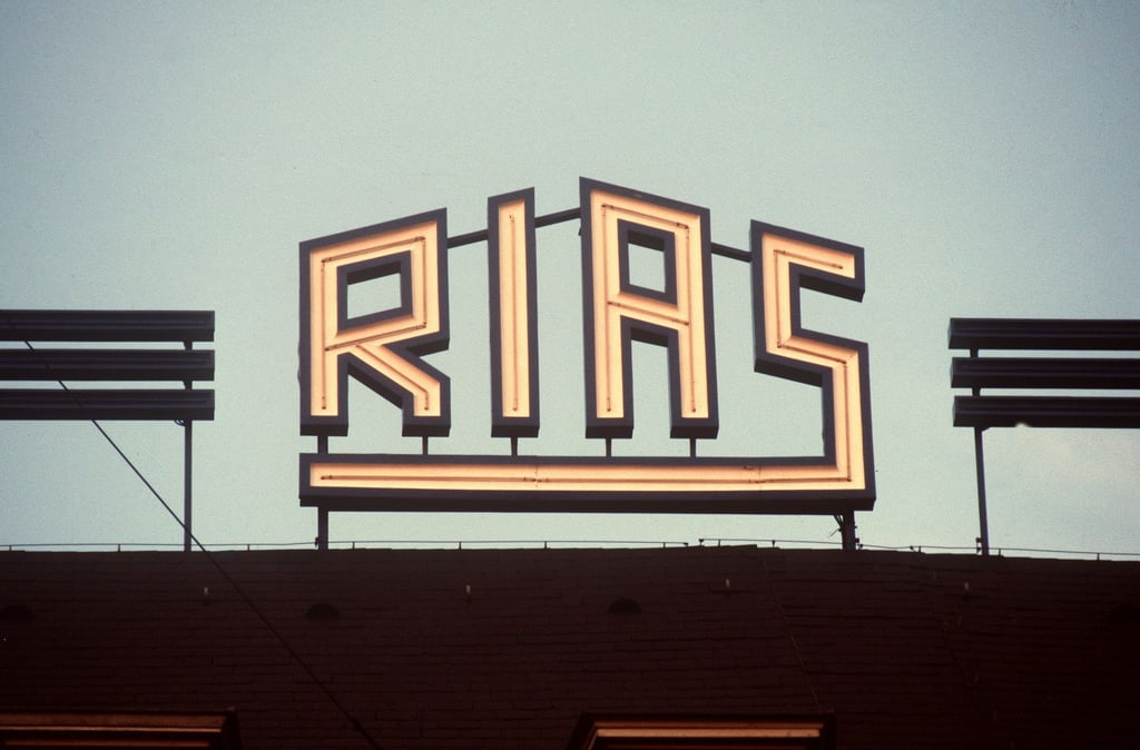 Das Logo des RIAS Berlin auf dem Dach des Rundfunkhauses im Stadtteil Schöneberg.
