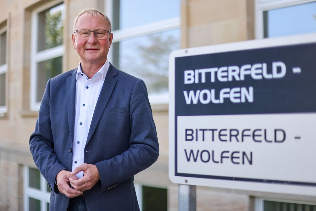 Armin Schenk, Oberbürgermeister, steht vor dem Rathaus.