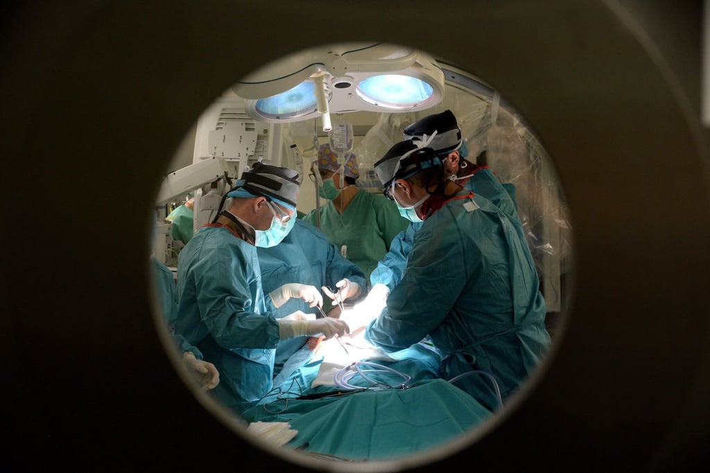 „Die neuen Leitlinien empfehlen klar, die Versorgung der Aorta in einem eigenen Fachgebiet zu bündeln“, sagt Mediziner Martin Czerny vom Uniklinikum Freiburg - statt wie bisher Erkrankungen je nach Art und Lage entweder in der Herzchirurgie oder in der Gefäßchirurgie zu behandeln (Symbolfoto).