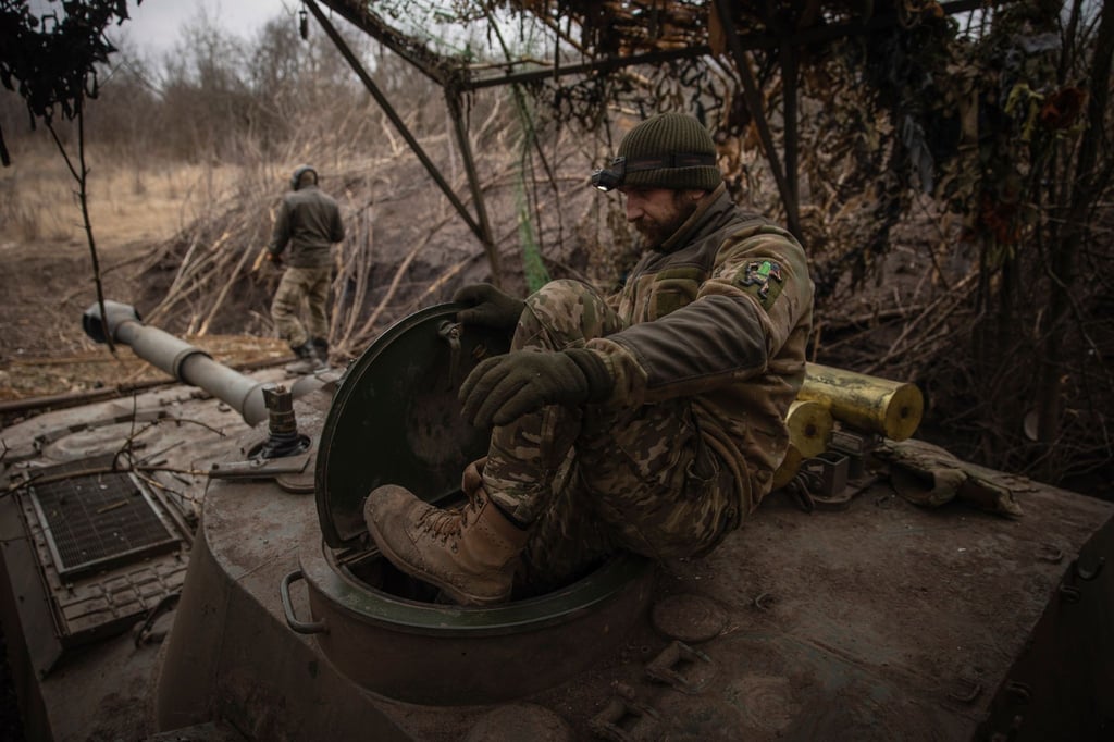 Ukrainische Soldaten bereiten ein selbstfahrendes Artilleriefahrzeug vor, um auf russische Stellungen an der Frontlinie in der Region Donezk zu feuern.