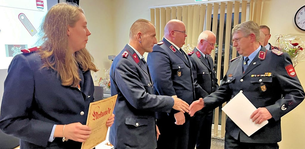 Ortswehrleiter André Köppe gratuliert den für ihre besonders hohe Einsatzbereitschaft geehrten Kameraden Frank Lobitz, Christopher Rzyski, Mario Meseberg und Elisa Köppe (von rechts).