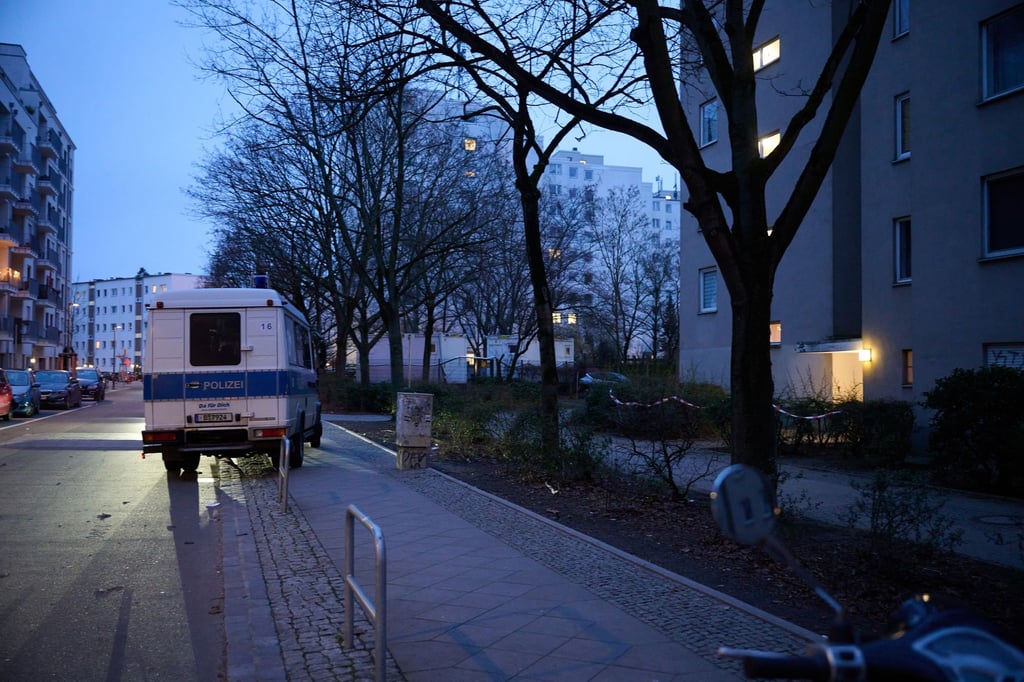 Ein Polizeiwagen steht vor der Wohnung in Berlin, in der die Festgenommene gelebt haben soll.