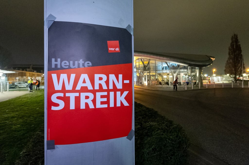 Ein Plakat mit der Aufschrift „Heute Warnstreik“ hängt bei der Lufthansa Technik in Hamburg.