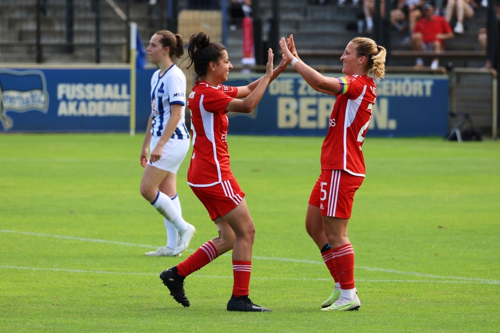 Die Unionerin Dina Sophia Orschmann (r) trifft zum 1:4 im Regionalliga-Spiel gegen Hertha BSC und wird von einer Mitspielerin dazu beglückwünscht.