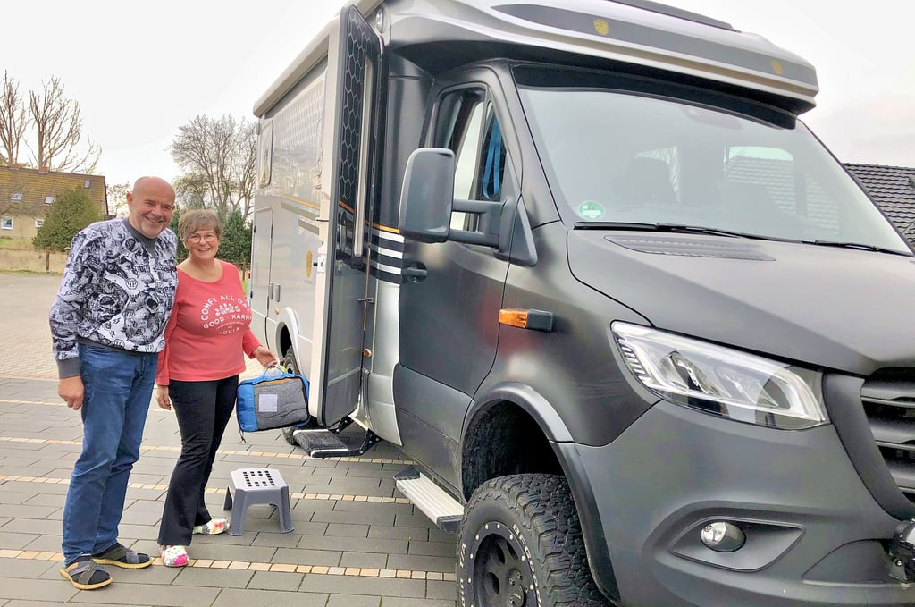 Maria und Gerd Piller aus Braunsbedra packen ihr Wohnmobil. Sie wollen damit ein Jahr lang Afrika von Nord nach Süd durchqueren.