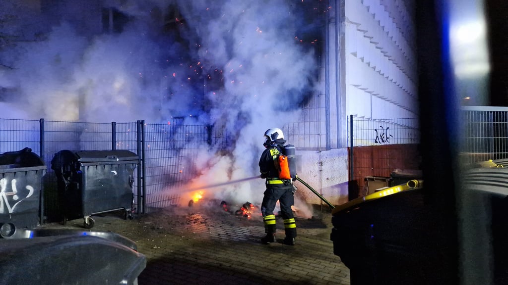 In der Tangermünder Straße brannten mehrere Müllcontainer.