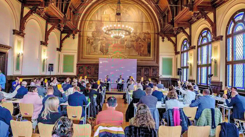 Ein Novum: Die Mitglieder des Kreistages versammeln sich in der ehrwürdigen Aula des Hauses Melanchthon.
