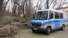 Ein Fahrzeug der Berliner Polizei steht an einem abgesperrten Zugang zum Park.