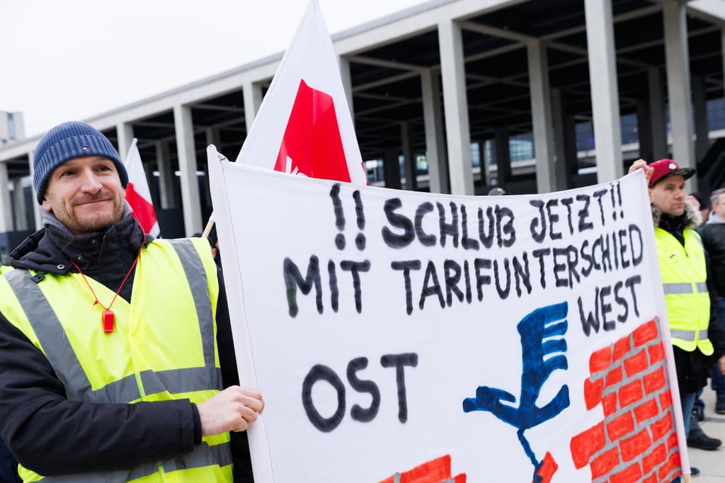 Mitarbeiter der Unternehmenssparte Lufthansa Technik demonstrieren vor der Abflughalle im Terminal 1 des Flughafens BER.