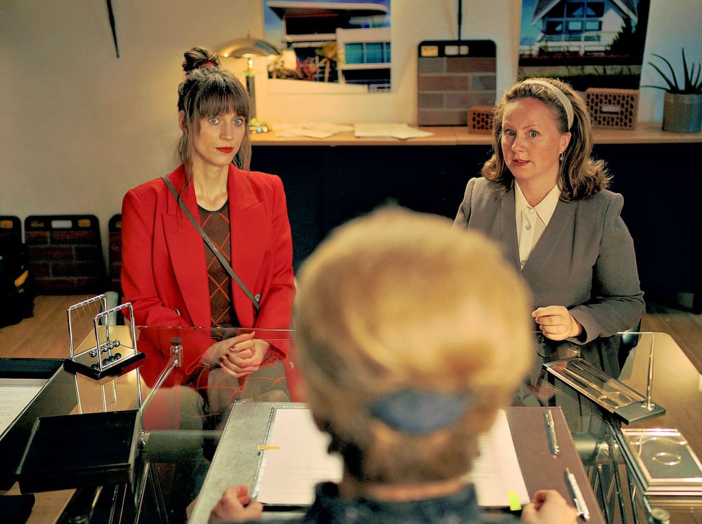 Schauspielerin Katja Preuß (r.) als Tante Britta in einer Szene aus dem Film „Spuk unterm Riesenrad“, hier mit Sophie Lutz als Simone. Der Streifen greift verschiedene Elemente der Originalserie auf.
