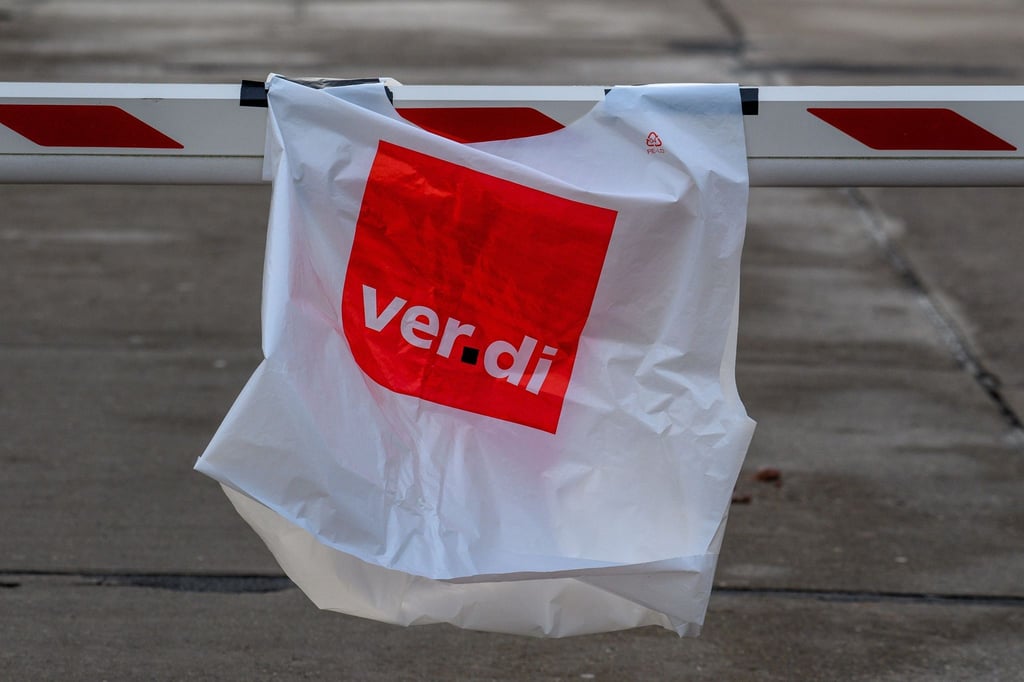 „Verdi“ ist auf einer Streikweste zu lesen, die an der Schranke hängt.