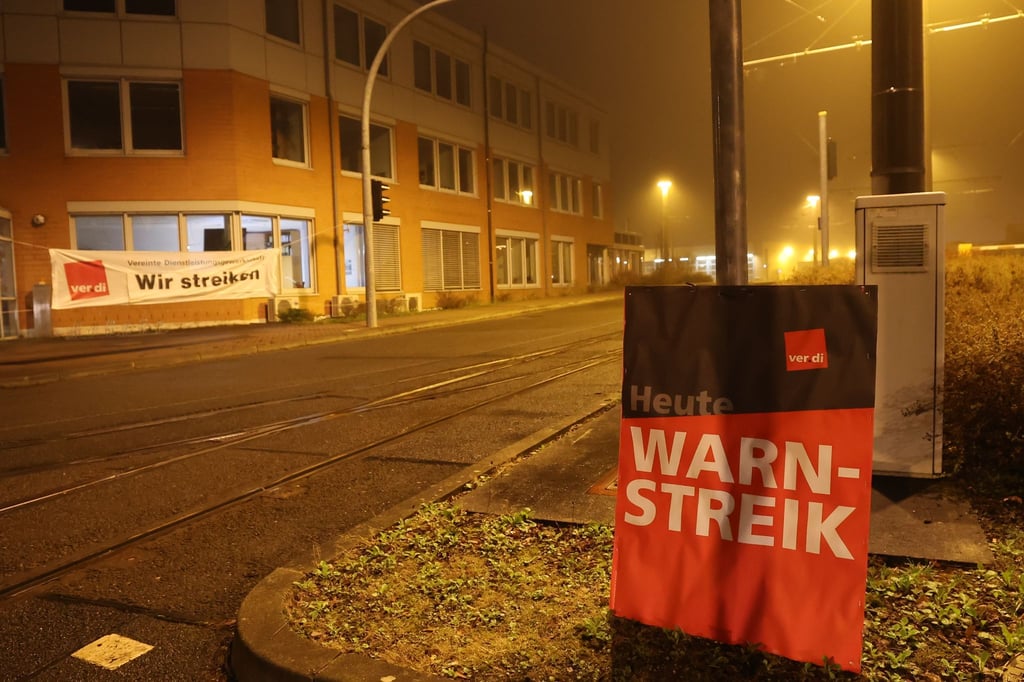 „Warnstreik“ steht auf einem Plakat am Eingang zum Betriebshof des Nahverkehrs.