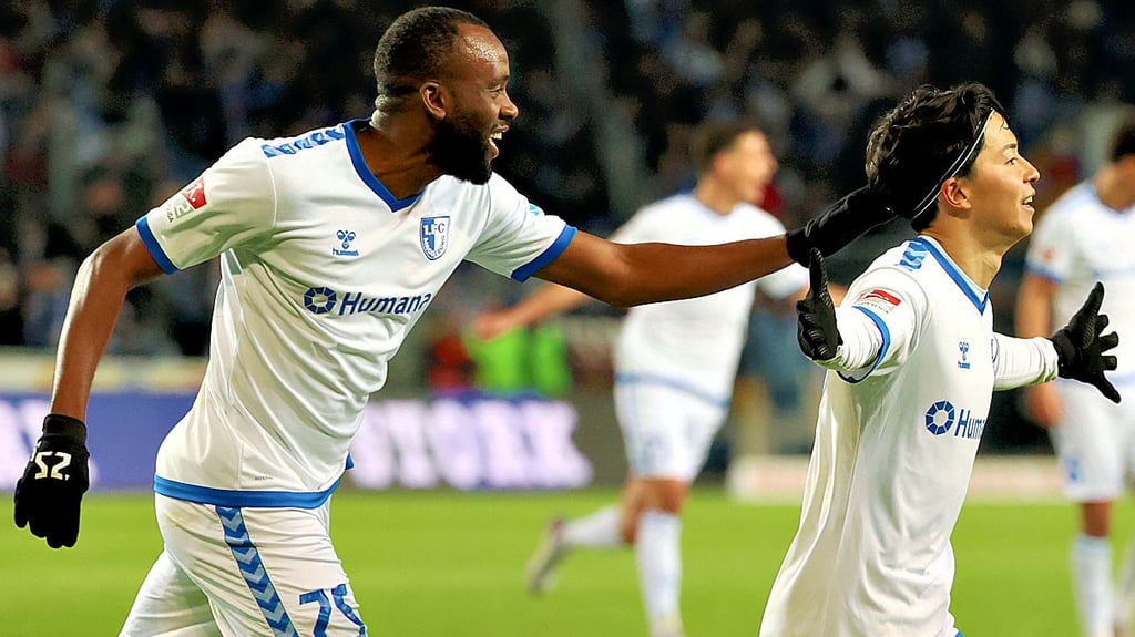 War gegen Schalke selbst von Mitspieler Silas Gnaka nicht aufzuhalten: Tatsuya Ito nach seinem Tor zum 3:0.