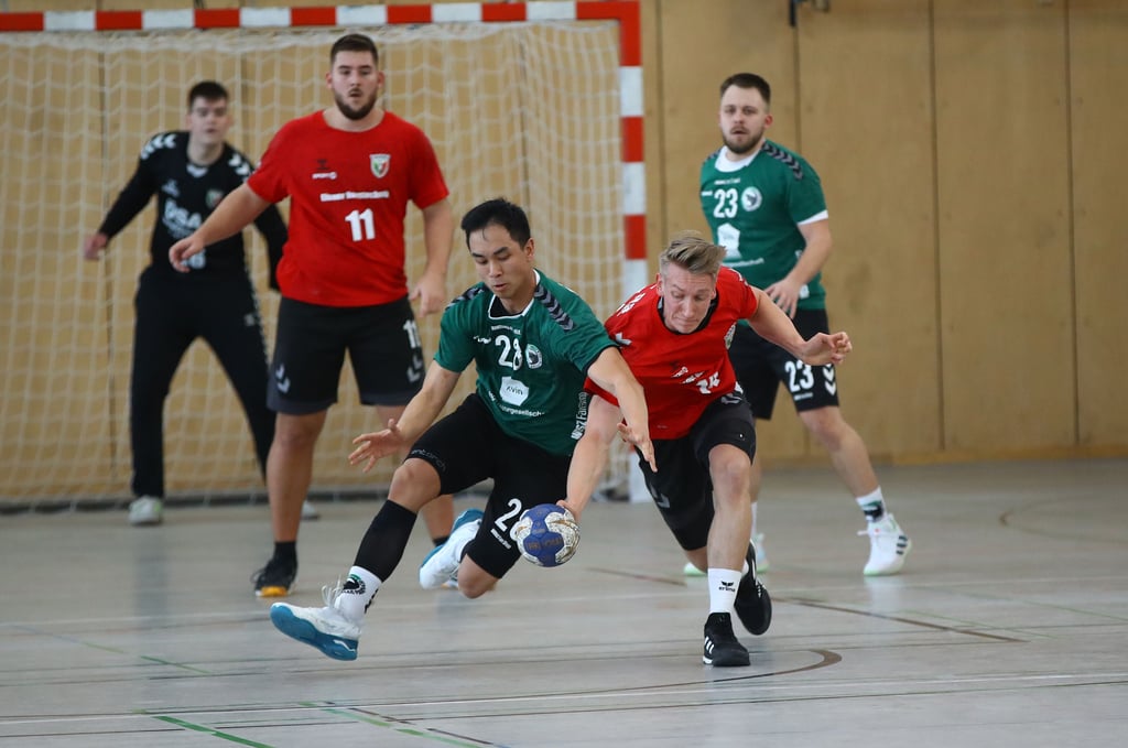 Jannis Köllner (r./im Zweikampf mit Halles Linh Nguyen ) erzielte beim zwölften Saisonsieg des BSV fünf Tore.