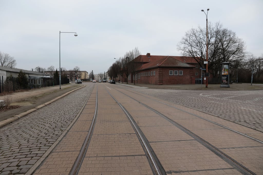 Die Schienen sind Relikte der alten Verkehrsführung. Hier fahren keine Bahnen mehr. Der Platz soll sich komplett ändern.