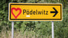 Jemand hat ein Herz auf den Wegweiser nach Pödelwitz gemalt.