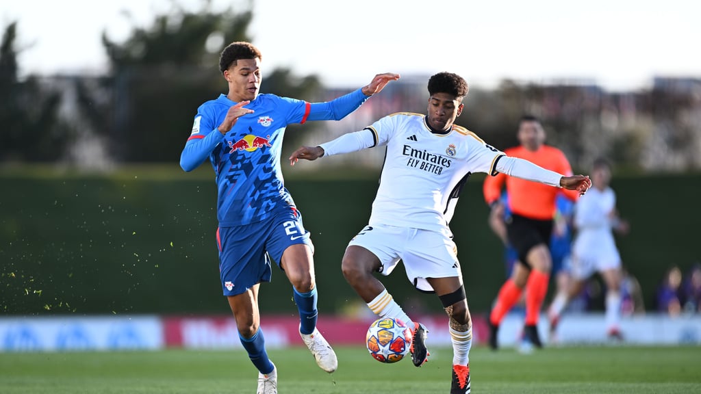 Leipzigs Nuha Jatta (links) gegen Torschütze Cristian Perea.