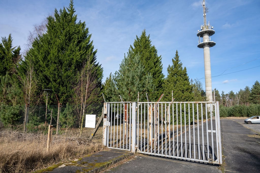Eingangstor des Geländes eines DDR-Bunkers in Mecklenburg-Vorpommern.