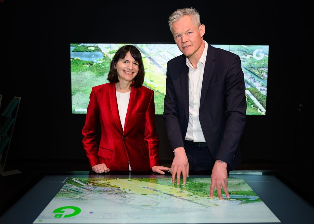 Britta Behrendt (l), Staatssekretärin für Klimaschutz und Umwelt, und Christoph Schmidt, Geschäftsführer der Grün Berlin GmbH, stehen bei einer Pressekonferenz an einem Display mit einer Animation des zukünftigen Parks.