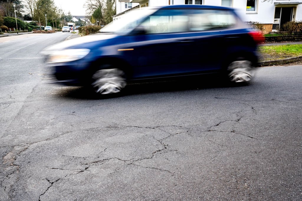 Risse im Asphalt einer Straßen in der Innenstadt von Verden.