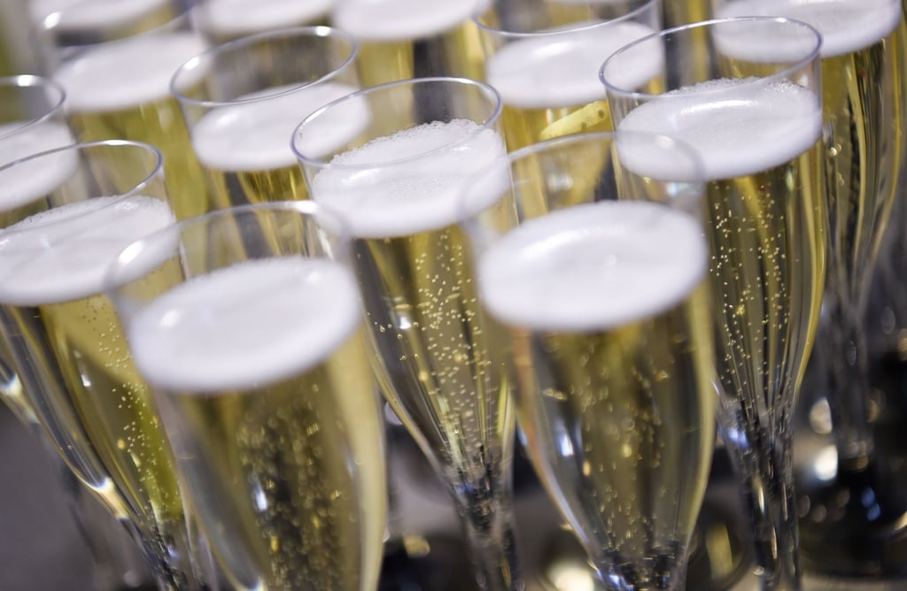2023 kauften die Deutschen rund 18 Millionen Flaschen „schäumende Getränke aus entalkoholisiertem Wein“.