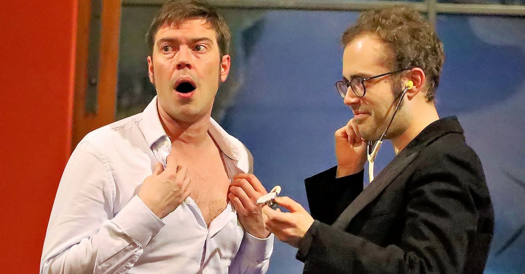 Hypochonder George (Christopher Wartig, links) wird von seinem Hausarzt Dr. Morrissey (Tom Bayer) untersucht.