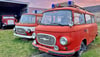 Zu den Ausstellungsstücken im Innenhof gehören mehrere alte Feuerwehrfahrzeuge.