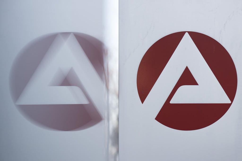 Das Logo der Bundesagentur für Arbeit spiegelt sich in einer Scheibe in Dresden.