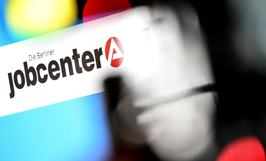 Das Logo des Jobcenters bei einer Pressekonferenz.