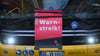 Ein Plakat „Warnstreik“ ist an einem Bus der DVB im Betriebshof Trachenberge unter den Scheibenwischer geklemmt.