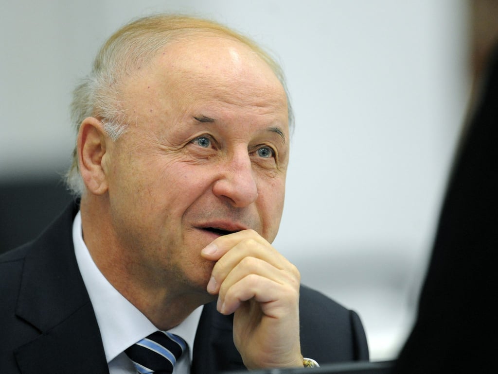 Michael Buback, der Sohn des 1977 in Karlsruhe von Terroristen ermordeten Generalbundesanwalts, sitzt am 25.01.2011 als Nebenkläger in einem Gerichtssaal am Oberlandesgericht in Stuttgart.