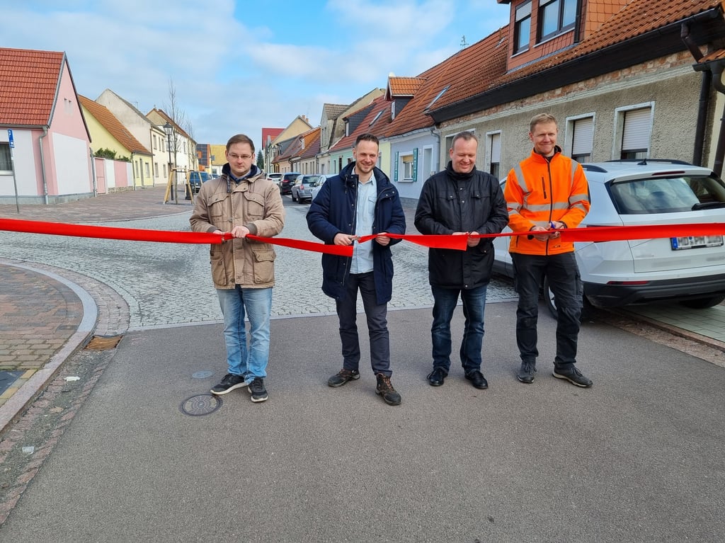 Andreas Creutzig, Tom Förster, Michael Jahn und Marcel Pötzsch (v.l.) geben den neuen Abschnitt der Akener Himmelreichstraße frei.