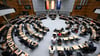 Abgeordnete sitzen im Plenarsaal bei einer Plenarsitzung des Berliner Abgeordnetenhauses.