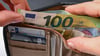 Eurobanknoten stecken in einer Geldbörse. Die Europäische Statistikbehörde Eurostat veröffentlicht am 17. Januar Zahlen zur Inflation im Dezember 2023.
