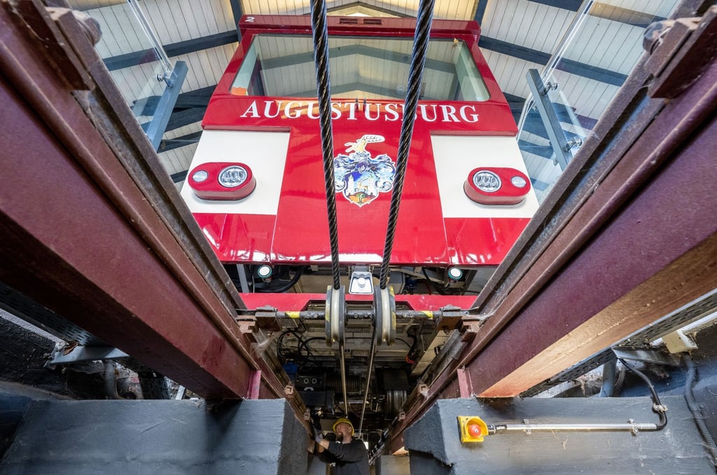 Ein Mitarbeiter prüft die Bremsbeläge der Drahtseilbahn Augustusburg.