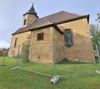 Um Menschen vor herabstürzenden Teilen der Starsiedeler Kirche zu schützen, wurde das Bauwerk durch einen Bauzaun abgesperrt.