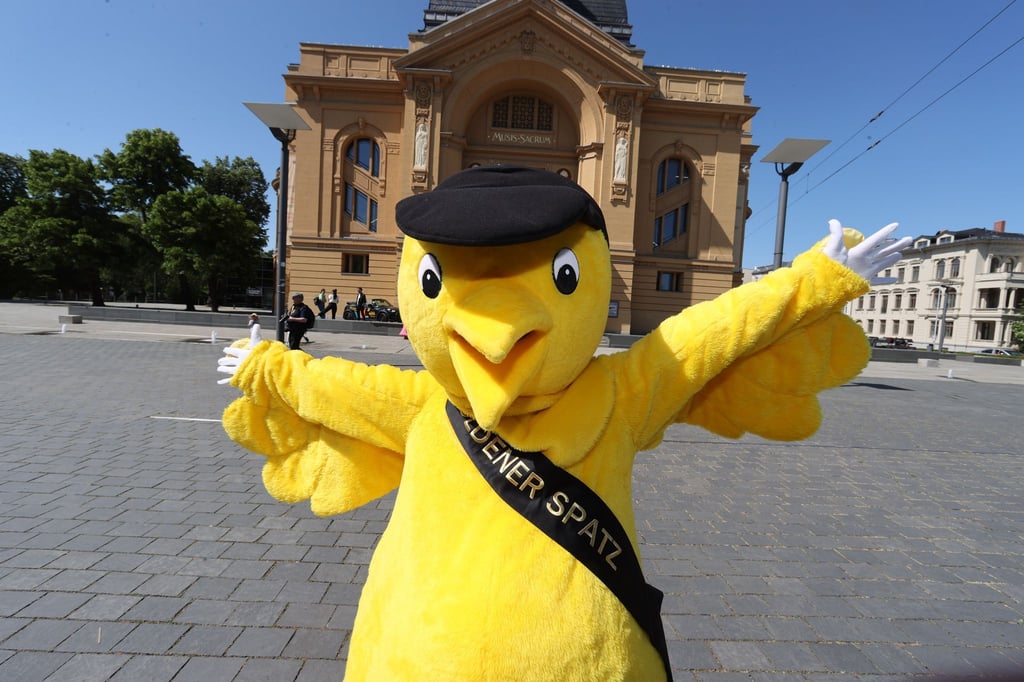 Das Maskottchen "Goldener Spatz" posiert vor dem Theater bei der Eröffnung des 31. Deutschen Kinder-Medien-Festivals "Goldener Spatz".