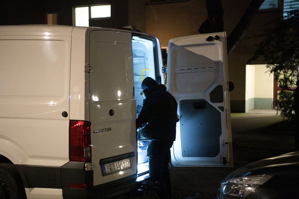 Ein Mitarbeiter des Kampfmittelräumdienstes steht vor dem Wohnhaus der früheren RAF-Terroristin Daniela Klette, das wegen einer möglichen Gefahr geräumt wurde, an einem Einsatzfahrzeug.