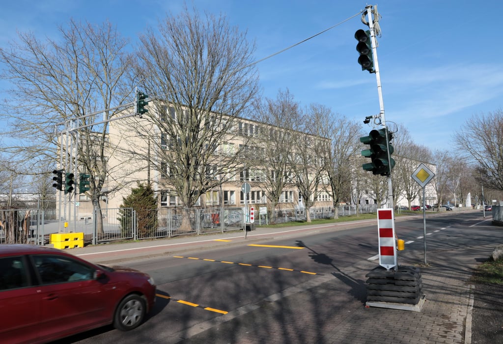 Die neue Ampel steht an der Einmündung zum Heinz-Sommer-Weg.