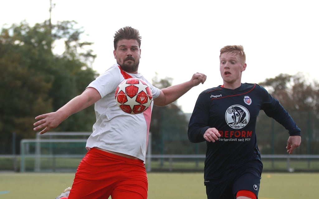 In der Saison 2021/22 war Patrick Kohrmann (l./gegen Justin Kircheis, damals beim MSV Börde) 15-mal im Einsatz, in der vergangenen Serie kam er noch auf ein Spiel. Jetzt ist er wieder zurück bei Germania Olvenstedt – und kämpft mit seinem Team um den Klassenerhalt.