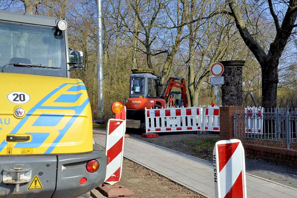 Am Eingang zum Stadtpark in der Bornschen Straße in Haldensleben wird von den Stadtwerken gebaut.