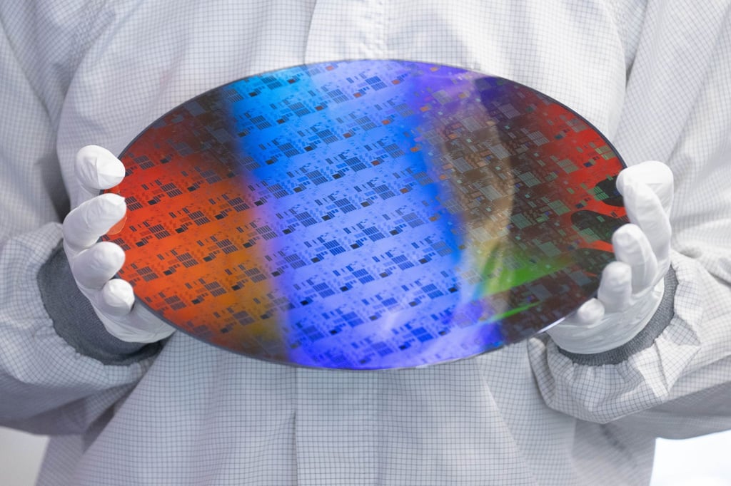 Ein Mitarbeiter des Chip-Herstellers Globalfoundries hält einen Wafer.